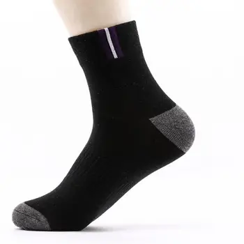 1 poros vyriškų kojinių rudens ir žiemos medvilnės prakaitas sugeriančios sporto kojinės mėgintuvėlyje, dryžuotas vyrų kojinės